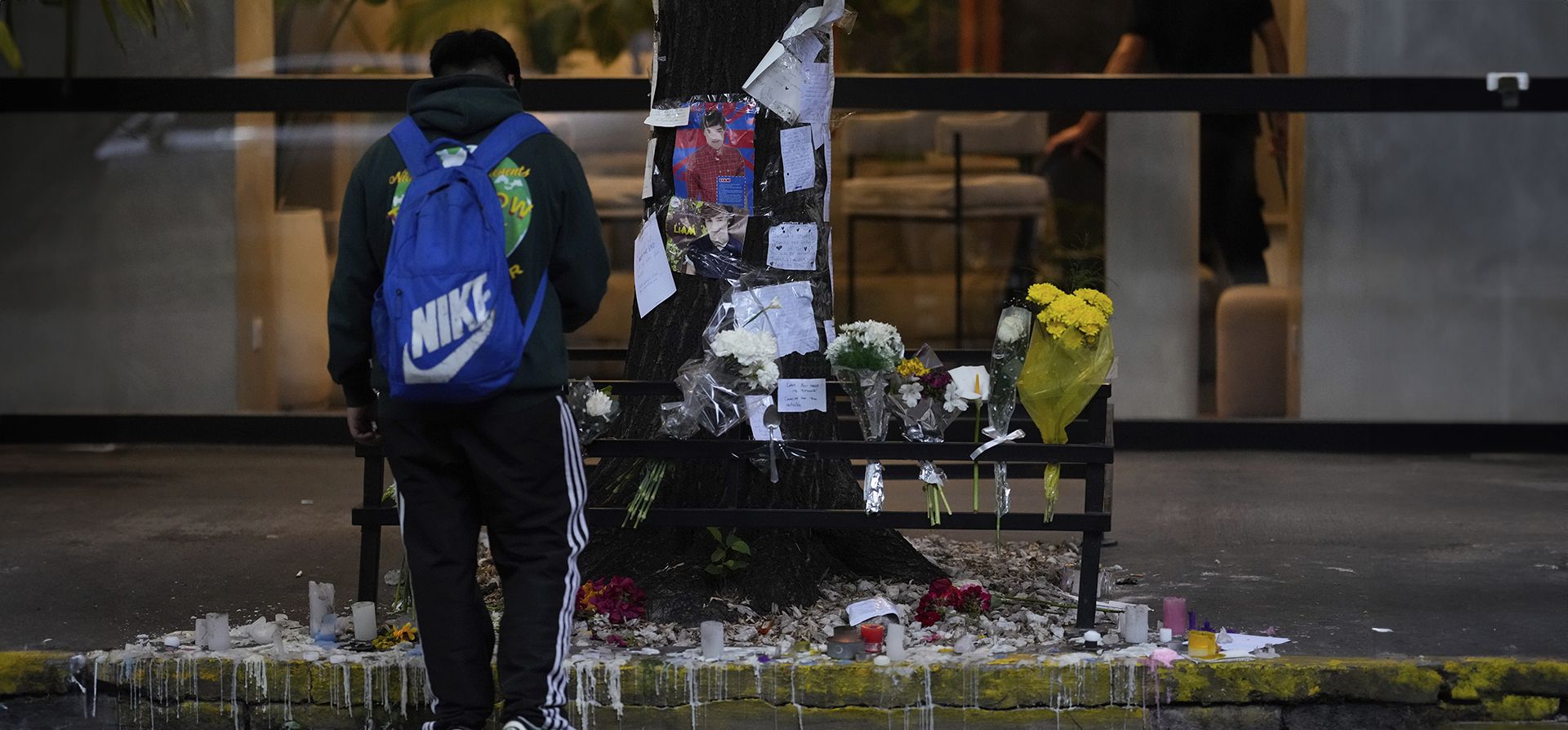 Un fan se encuentra frente a un monumento improvisado afuera del hotel donde el ex cantante de One Direction, Liam Payne, fue encontrado muerto después de caer de un balcón en Buenos Aires, Argentina, la mañana después de su muerte, el jueves 17 de octubre de 2024. (Foto AP/Natacha Pisarenko) Un fan se encuentra frente a un monumento improvisado afuera del hotel donde el ex cantante de One Direction, Liam Payne, fue encontrado muerto después de caer de un balcón en Buenos Aires, Argentina, la mañana después de su muerte, el jueves 17 de octubre de 2024. (Foto AP/Natacha Pisarenko)