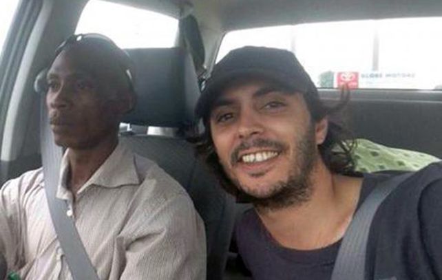 Santigo tiene 28 años y hace un año que está en África con su novia.