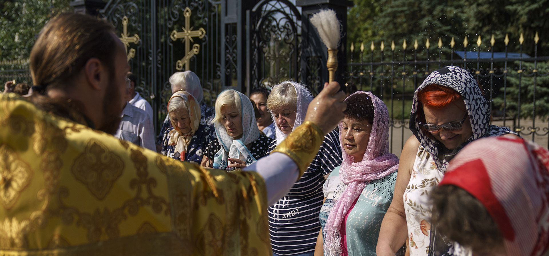 El Arcipreste Kostiantyn Kuznetsov bendice a los feligreses para la Fiesta de la Manzana del Salvador en el Templo Saint-Strytensky de la Iglesia Ortodoxa Ucraniana del Patriarcado de Kyiv, en Kostiantynivka, región de Donetsk, este de Ucrania, el viernes 19 de agosto de 2022.