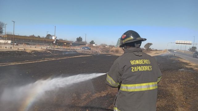 Quema de pastizales: sofocaron dos incendios en los ingresos a las autopistas a Buenos Aires y Córdoba