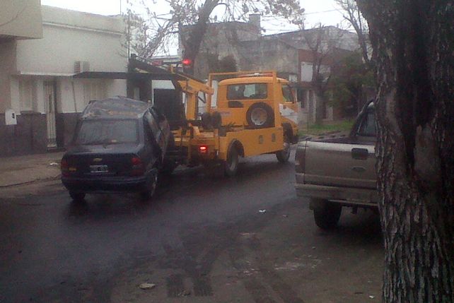 Raid delictivo de terror: tiros, choque, fuga, intento de robo y arresto
