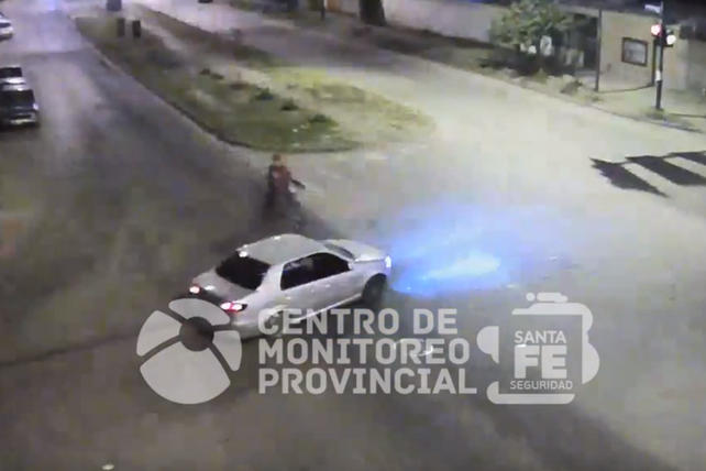 Un video muestra un impactante choque entre una moto y un auto