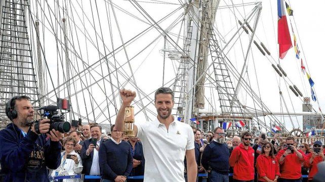 La llama de los Juegos Olímpicos abandona Grecia y zarpa hacia Francia