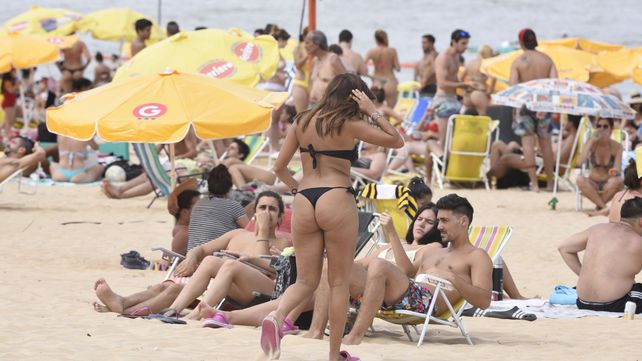Los rosarinos buscaron la costa del rio para mitigar el calor