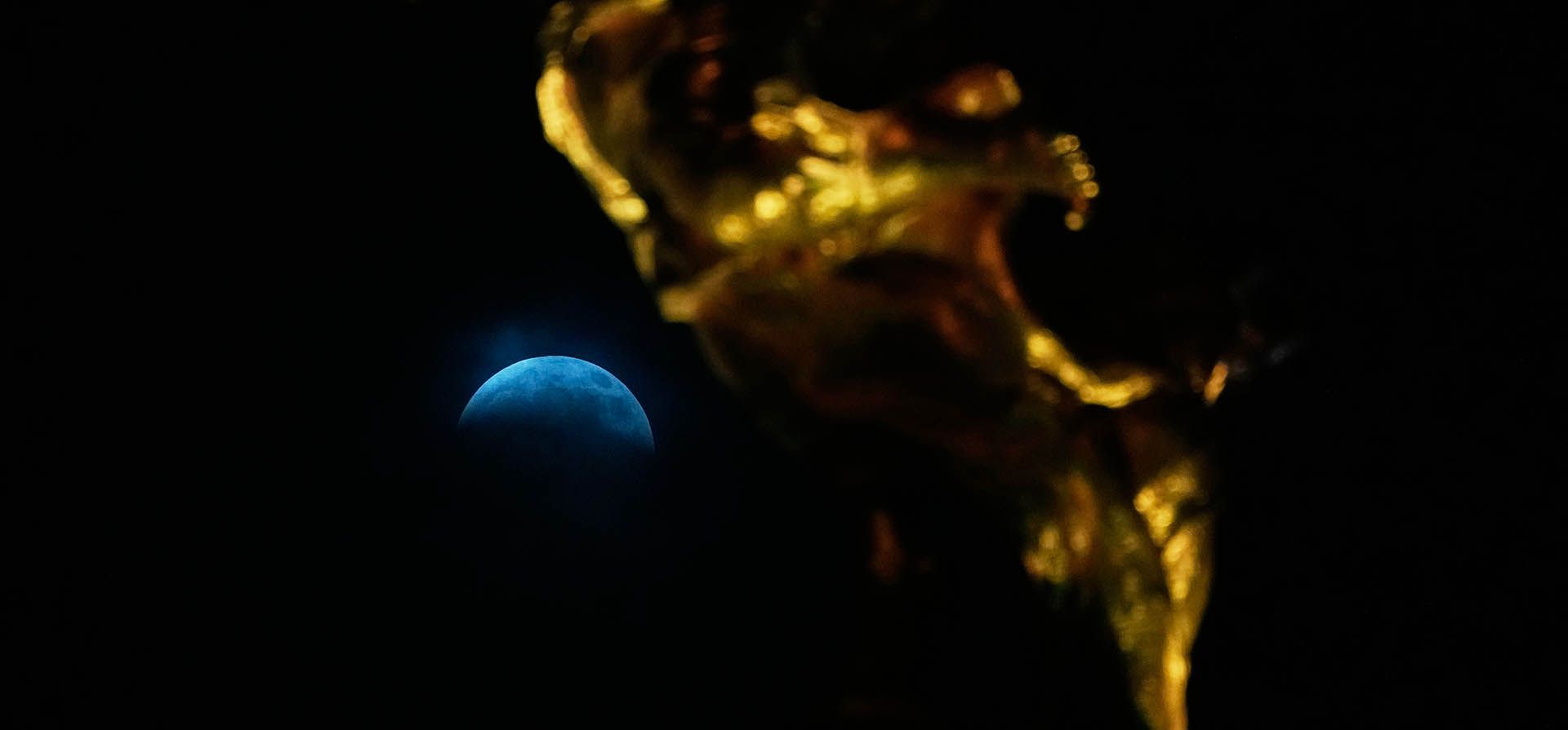 La luna es vista poco antes del eclipse total cerca del monumento al Ángel de la Independencia en la Ciudad de México, el jueves 27 de agosto de 2026. (Foto AP/Fernando Llano) La luna es vista poco antes del eclipse total cerca del monumento al Ángel de la Independencia en la Ciudad de México, el jueves 27 de agosto de 2026. (Foto AP/Fernando Llano)