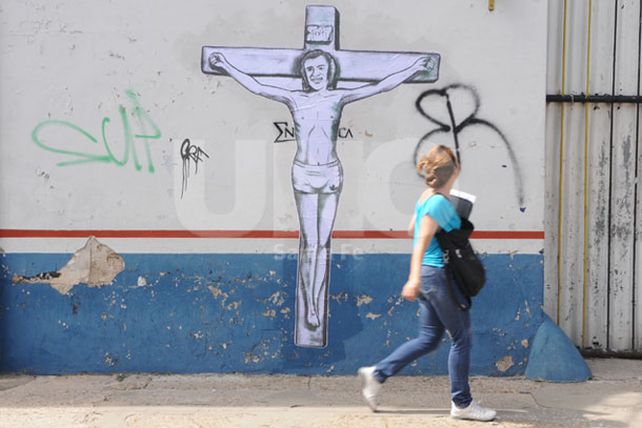 Volvieron los polémicos graffitis a Santa Fe: ahora le tocó a Menem