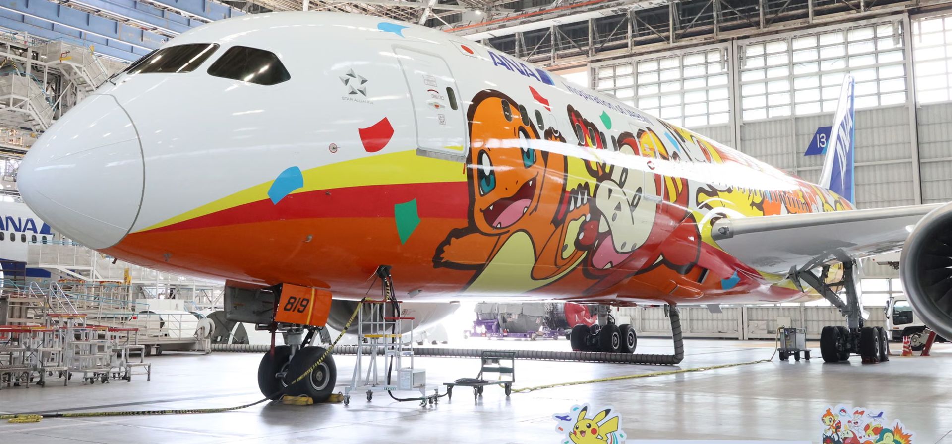 Un avión de All Nippon Airways (ANA) en Tokio luce personajes de Pokémon, incluido Red, para conmemorar el 30º aniversario de la colaboración entre la mayor aerolínea de Japón y la franquicia. Fotografía: Yoshio Tsunoda/Aflo/Shutterstock