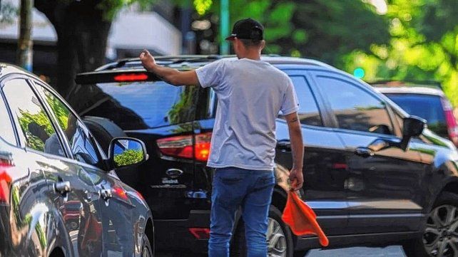 Buscan erradicar el trabajo de los trapitos en la vía pública y la medida generó polémica.&nbsp;