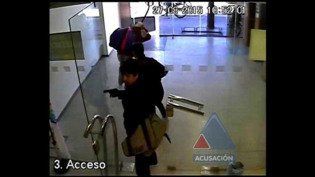 Cañete, arma en mano, y su troupe fugan del banco Credicoop de Pérez la mañana del 27 de agosto de 2015.