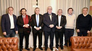 Gustavo Sáenz vistió el poncho salteño en la firma del Pacto de Mayo