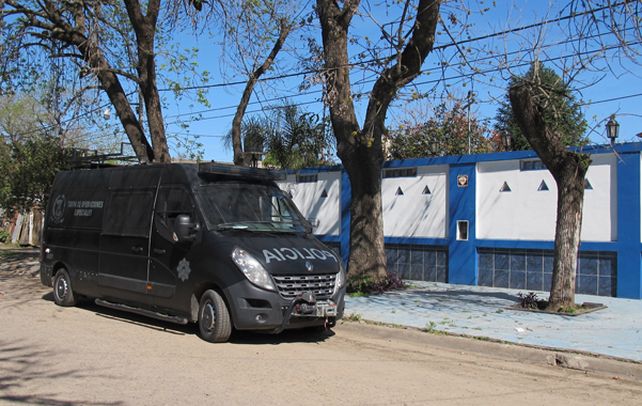 Porno spa. En esta vivienda de Funes se habían realizado fiestas con chicas de Supergatitas. La Justicia intenta establecer la conexión con la empresa ROSO.