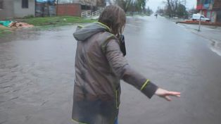 Una notera se cayó a una zanja mientras cubría las inundaciones en La Plata