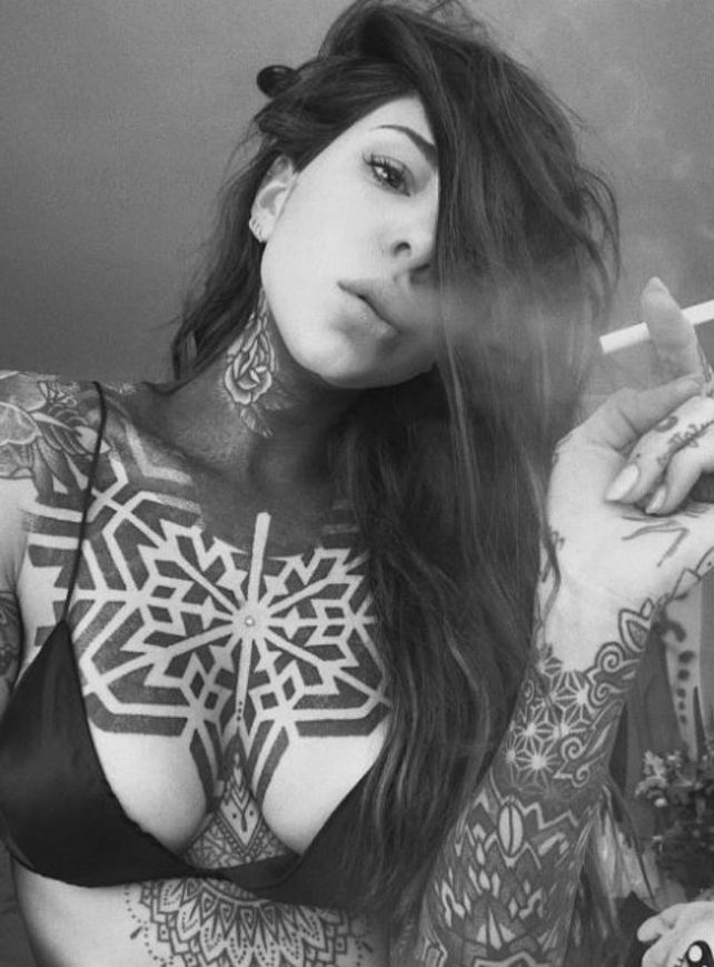 Cande Tinelli provoca con una pose sugerente, transparencias y una mano indecente