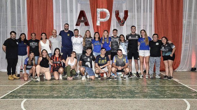 Los entrenadores de voleibol juntos.