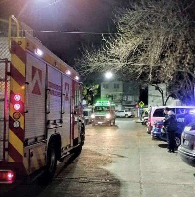 Bomberos y personal del Sies asistieron a las víctimas que sufrieron una intoxicación por inhalación de monóxido de carbono en zona sur .&nbsp;