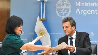 El jefe del Palacio de Hacienda firmó el sábado su declaración jurada ante la Justicia electoral como precandidato a presidente.