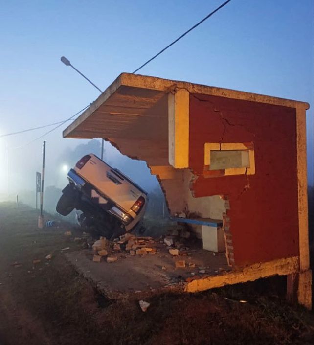 Un accidente en medio de la niebla ocurrió en la ruta provincial 4 en el ingreso a Los Charrúas. El conductor se durmió y se produjo el despiste y choque&nbsp;