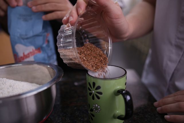 Estudiantes de Nutrición enseñan a preparar pan integral y mayonesa de zanahoria