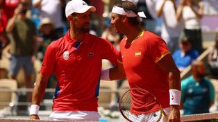 Novak Djokovic y el español Rafael Nadal se saludan al final del duelo que protagonizaron este lunes.&nbsp;