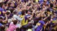 El festejo de Zeballos con la gente de Boca. El festejo de Zeballos con la gente de Boca.