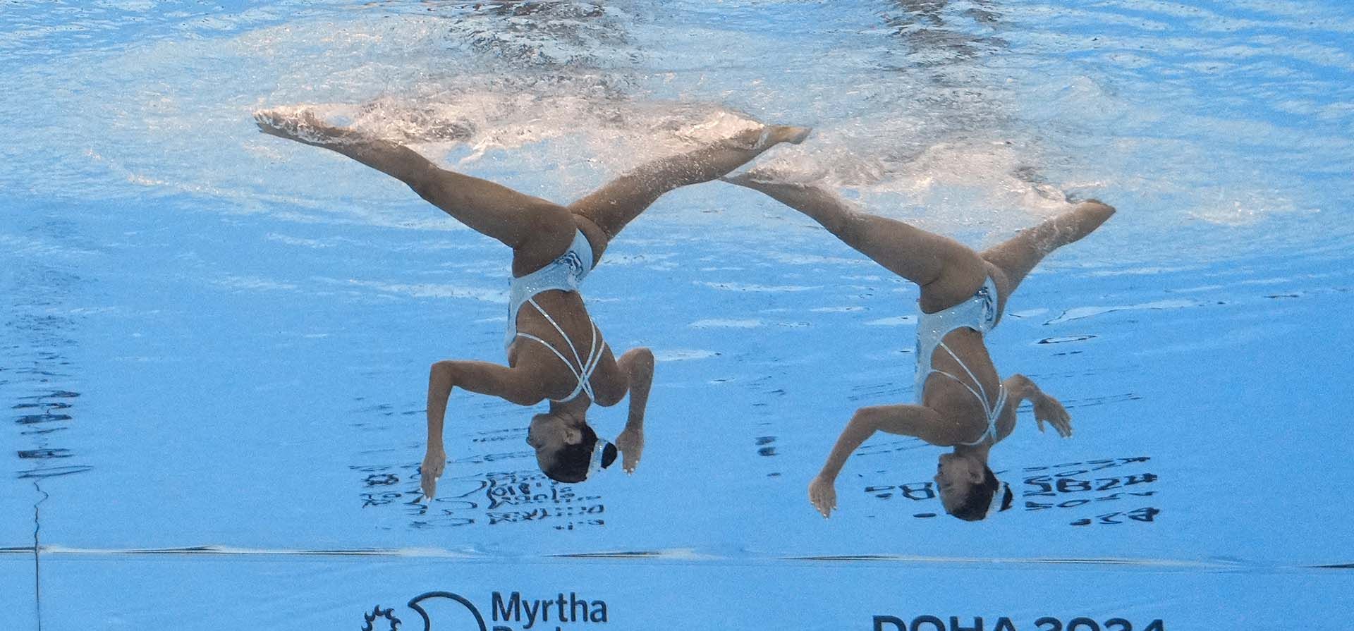Mikayla Morales Sequera y Kyra Hoevertsz, de Aruba, compiten en el dúo técnico femenino de natación artística en el Campeonato Mundial de Natación Acuática en Doha, Qatar, el viernes 2 de febrero de 2024. (Foto AP/Lee Jin-man Mikayla Morales Sequera y Kyra Hoevertsz, de Aruba, compiten en el dúo técnico femenino de natación artística en el Campeonato Mundial de Natación Acuática en Doha, Qatar, el viernes 2 de febrero de 2024. (Foto AP/Lee Jin-man