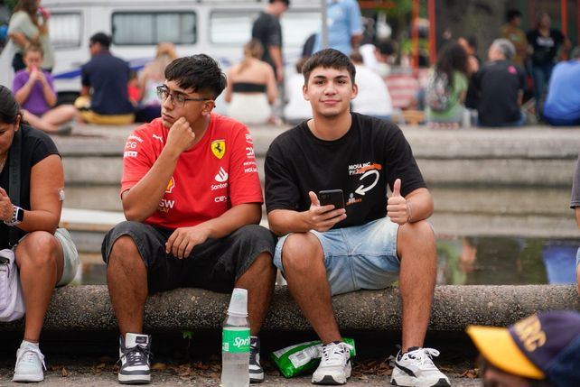 El hincha del Cavallino y su amigo esperan a los autos del TN.