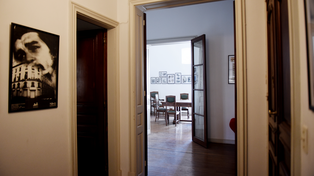 El ingreso al departamento, que cuenta con una docena de ambientes y que les prestara la familia Martin a los Guevara mientras estuvieron en Rosario.
