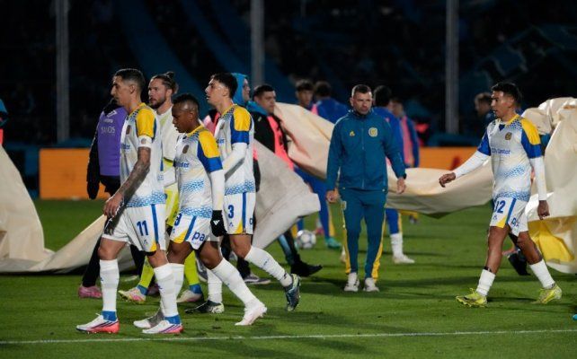 Los jugadores de Central se retiran del campo de juego masticando la bronca por la derrota.