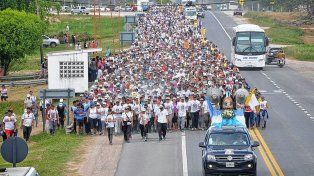 Peregrinos. Recorren entre viernes y sábado los 90 kilómetros que separan a la ermita de Hasenkamp con el Santuario de La Loma en Paraná.