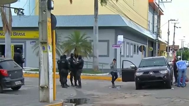 masacre. Los agentes ultimaron ayer a once asaltantes en dos bancos.