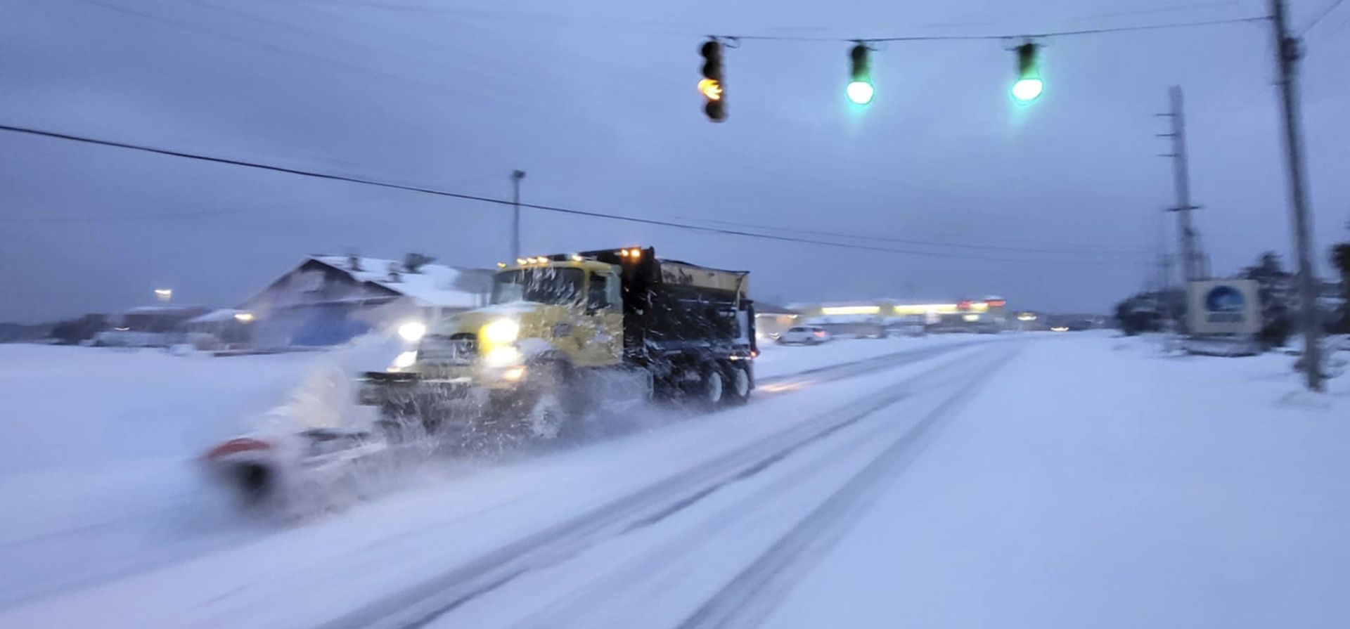 Una máquina quitanieves limpia la nieve de una calle en Avon, Carolina del Norte, el miércoles 22 de enero de 2025. (Joy Crist/Island Free Press vía AP) Una máquina quitanieves limpia la nieve de una calle en Avon, Carolina del Norte, el miércoles 22 de enero de 2025. (Joy Crist/Island Free Press vía AP)