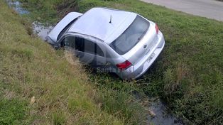 Un auto cayó a un zanjón en Av Aristóbulo del Valle al 10800