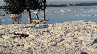 Apareció una extraña espuma en el río Uruguay
