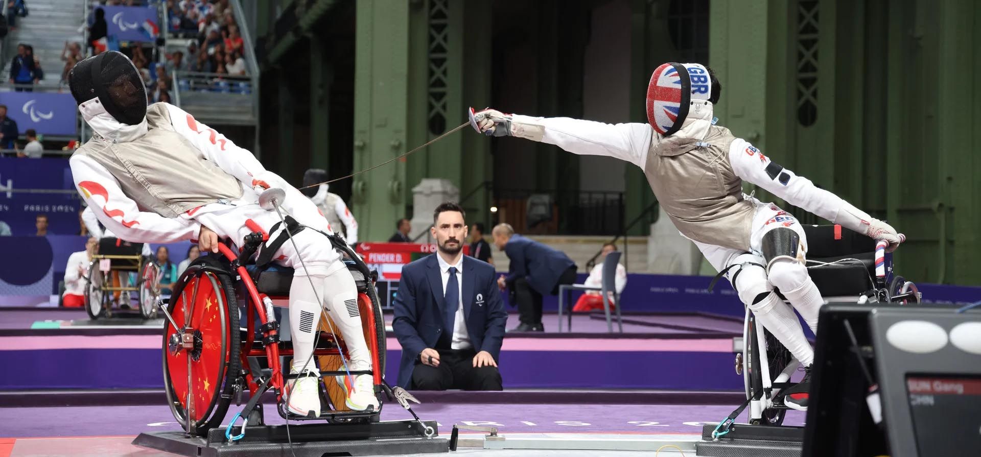 Los esgrimistas en silla de ruedas Sun Gang de China y Oliver Lam-Watson del equipo de Gran Bretaña en acción en los Juegos Paralímpicos, París, Francia. Fotografía: ParalympicsGB/PA Los esgrimistas en silla de ruedas Sun Gang de China y Oliver Lam-Watson del equipo de Gran Bretaña en acción en los Juegos Paralímpicos, París, Francia. Fotografía: ParalympicsGB/PA
