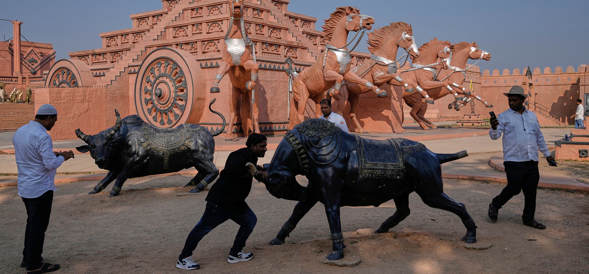 Los visitantes toman fotografías en el set de rodaje de Bahubali en Ramoji Film City, en Hyderabad, India, el martes 18 de noviembre de 2025. (Foto AP/Mahesh Kumar A.) Los visitantes toman fotografías en el set de rodaje de Bahubali en Ramoji Film City, en Hyderabad, India, el martes 18 de noviembre de 2025. (Foto AP/Mahesh Kumar A.)
