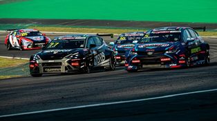 Los autos del Paladini Racing en acción, del Patito Yannantuoni y Juan Rosso. El TCR South America inicia el año en el Fangio de Rosario.