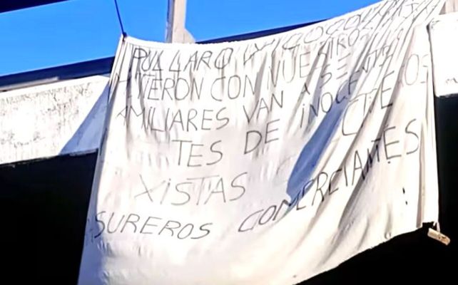 La bandera que colgó&nbsp;sobre avenida Circunvalación y Oroño