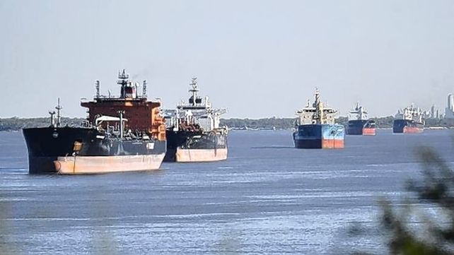 Cientos de barcos se encuentran esperando para cargar en el puerto de Rosario
