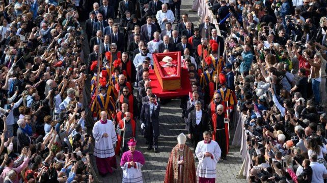 El equipo de Luis Novaresio consiguió pasajes y alojamiento para los familiares del Papa Francisco en Roma