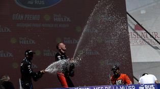 Festejo loco de Catalán Magni en el podio de Neuquén, flanqueado por Santero y Lambiris. Primera victoria en el TC.