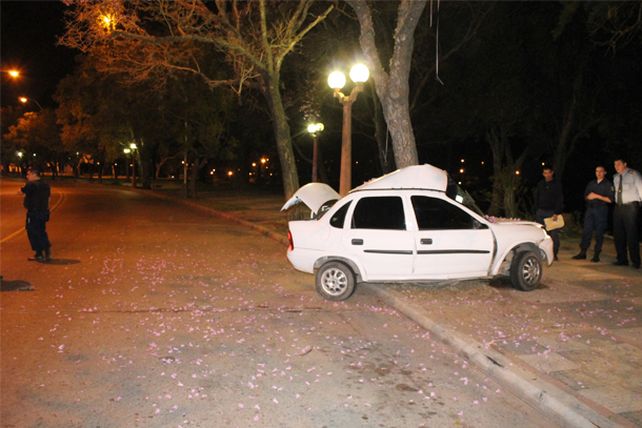 Murió un muchacho que chocó contra un árbol en el parque Sur de Santa Fe