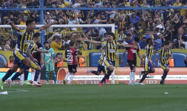 Ignacio Malcorra celebra el gol de tiro libre en aquel clásico al que llegó con lo justo desde lo físico.