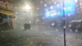 Un contenedor es arrastrado por la corriente calle abajo en Perú, esquina Chile.