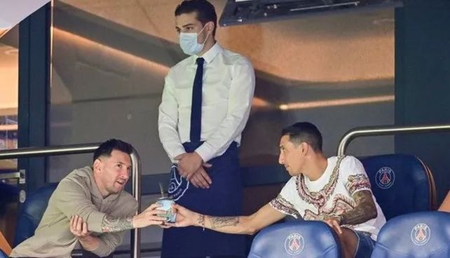 Lionel Messi y Ángel Di María compartiendo un mate