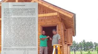 Emanuel Meglio haciendo entrega de una de las cabañas: tiene varias denuncias por estafa.