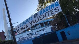 La camiseta de Racing es para valientes, reza uno de los pasacalles colgados en las afueras del Cilindro de Avellaneda.