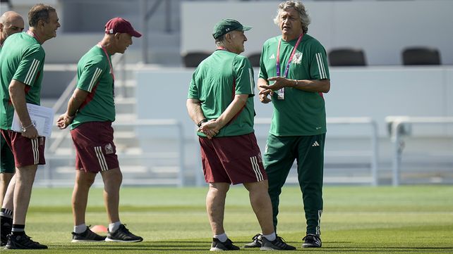 El entrenador Gerardo Martino, segundo desde la derecha, habla con su asistente Norberto Scoponi, durante el entrenamiento oficial de México en la víspera del partido de fútbol del grupo C de la Copa Mundial entre Argentina y México, en Jor, Qatar, el viernes 25 de noviembre de 2022. Foto: AP/Moisés Castillo