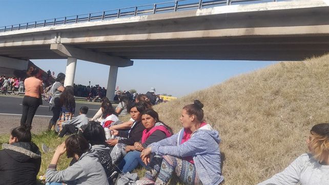 Vecinos de la zona oeste de Rosario cortaron el tránsito en ambas manos de la autopista a Córdoba.