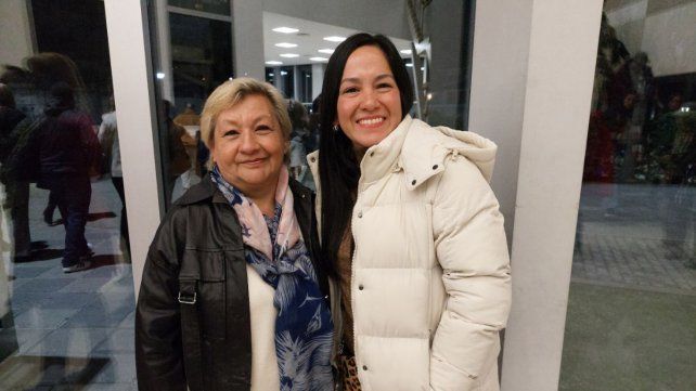 Suegra y nuera saliendo felices