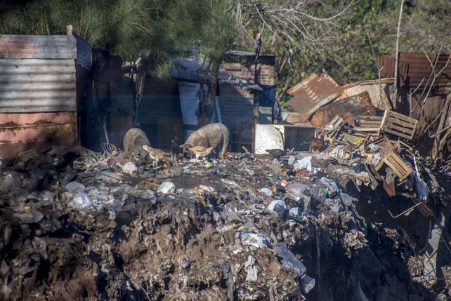 En calle Don Segundo Sombra al final, once familias viven con riesgo de caer al vacío